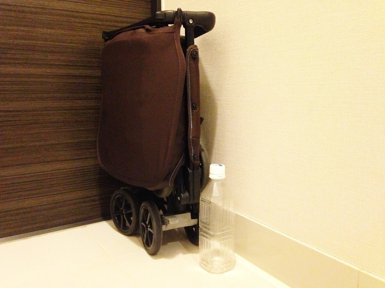 自転車に乗せられる！折りたためる最小コンパクトベビーカー